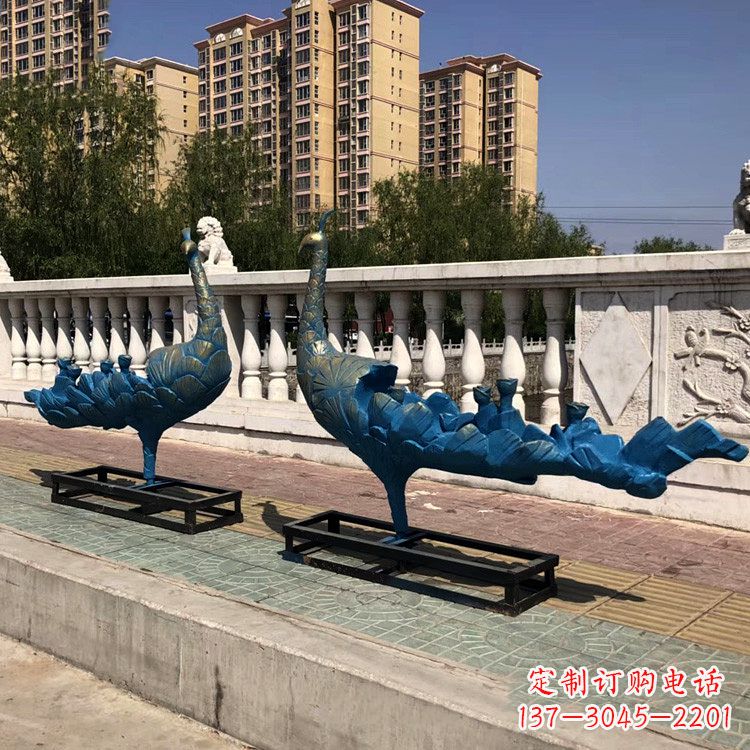 鹤壁珠翠集精美孔雀雕塑