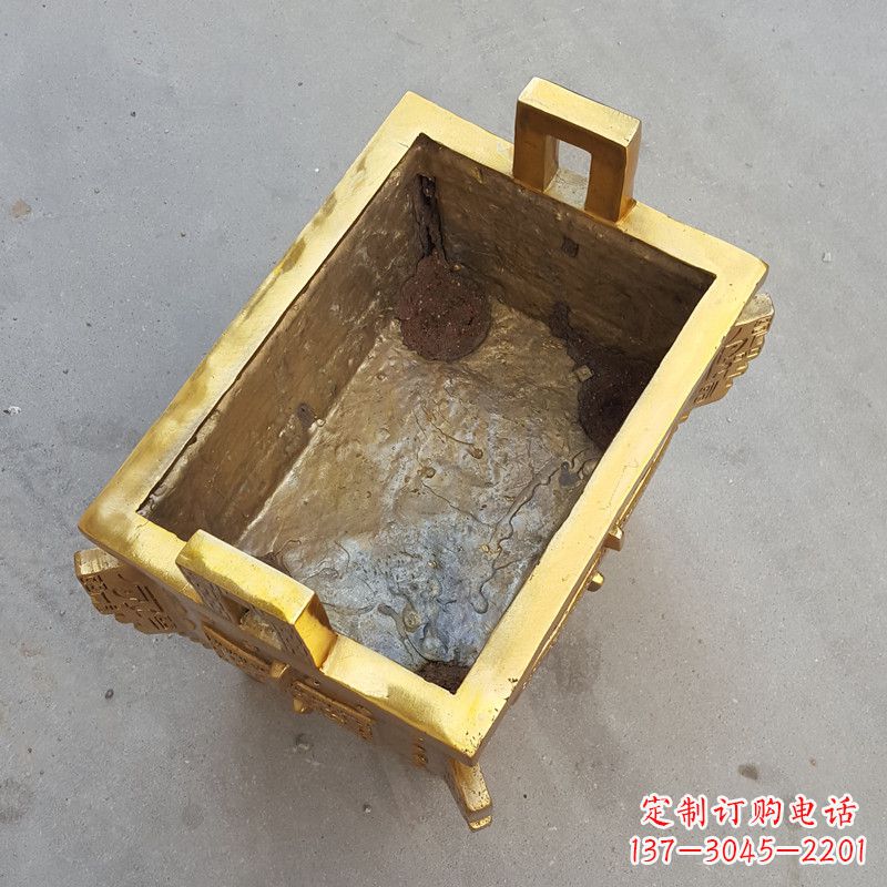鹤壁以纯铜铸造的金色香炉鼎