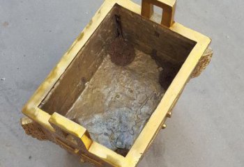 鹤壁以纯铜铸造的金色香炉鼎