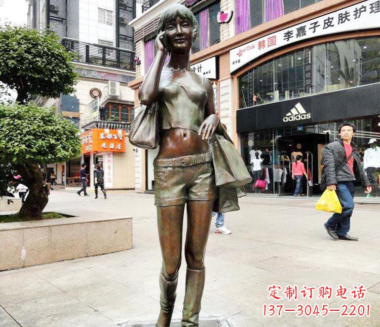 鹤壁打电话逛街的女孩铜雕