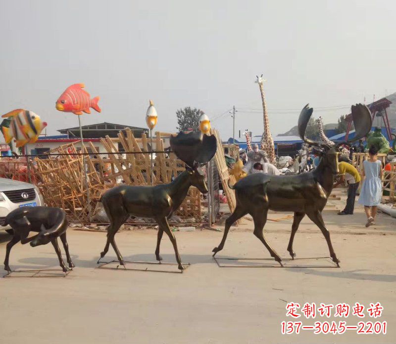 鹤壁大角鹿群的铜雕美丽的艺术精品