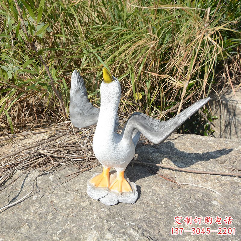 鹤壁祈求和平的雕塑少女
