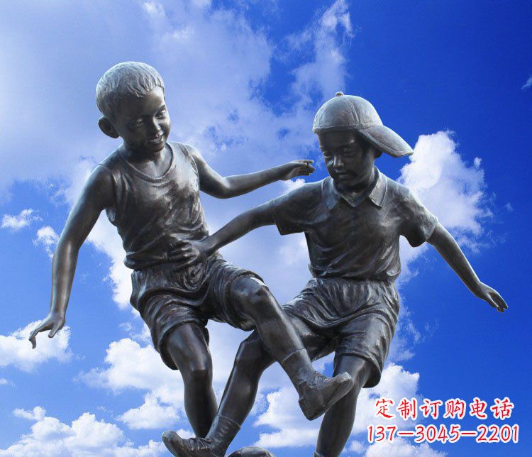 鹤壁校园玻璃钢仿铜儿童踢球景观雕塑