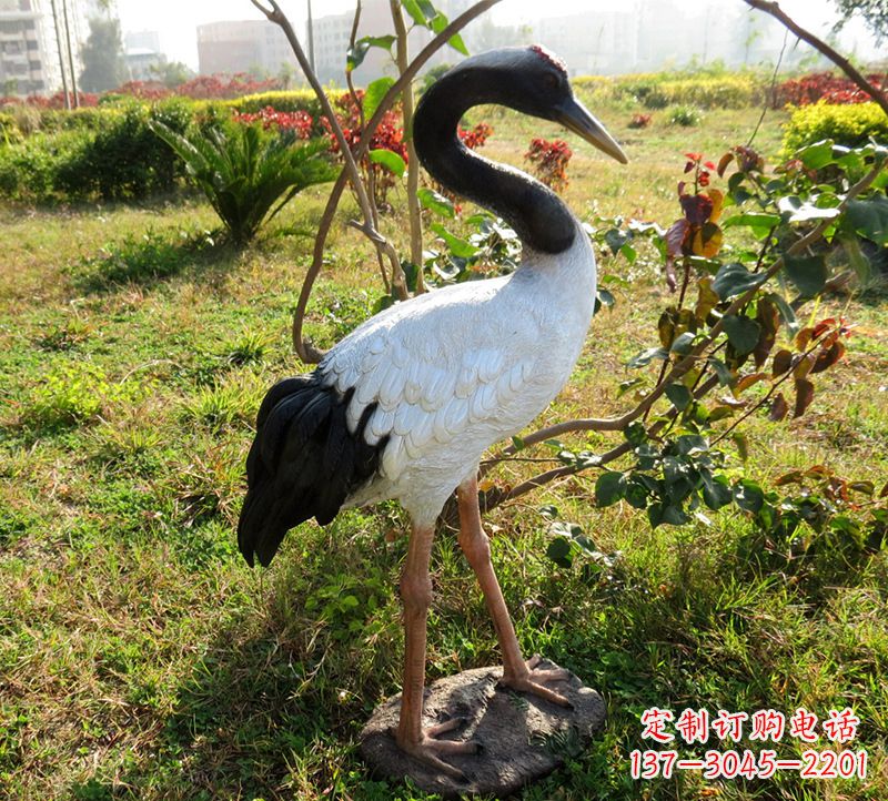 鹤壁飞行的仙鹤雕塑