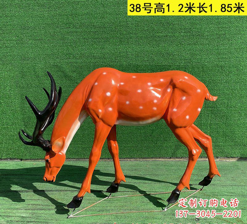 鹤壁以玻璃钢精心制作的梅花鹿雕塑