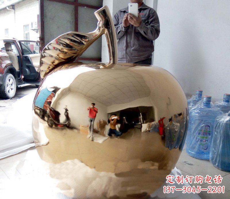 鹤壁精美的不锈钢镜面苹果雕塑