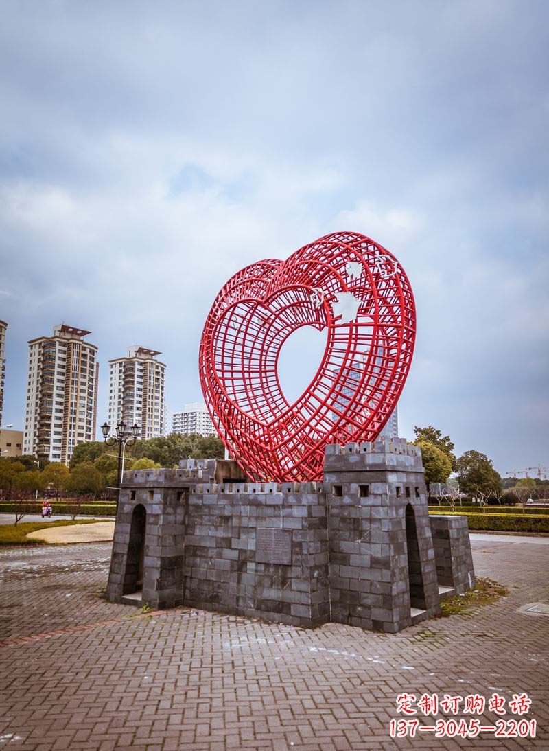 鹤壁拥抱和平的心以心型和平鸽雕塑传递心意