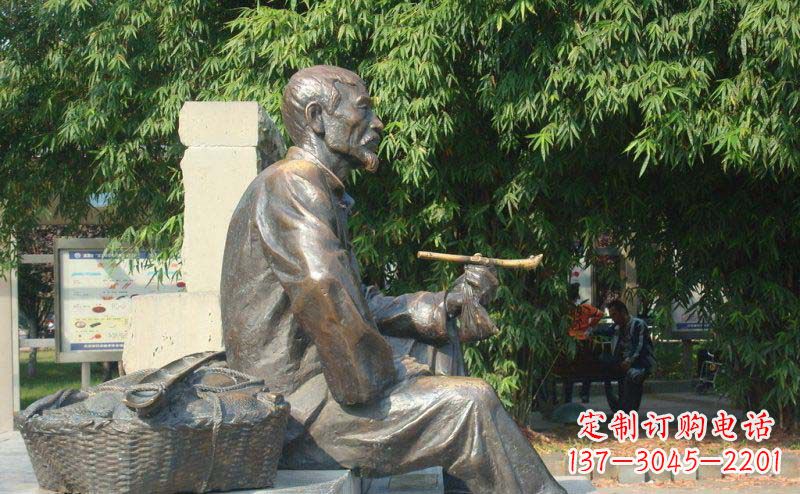 鹤壁老人小品铜雕抽袋烟的智慧与景仰
