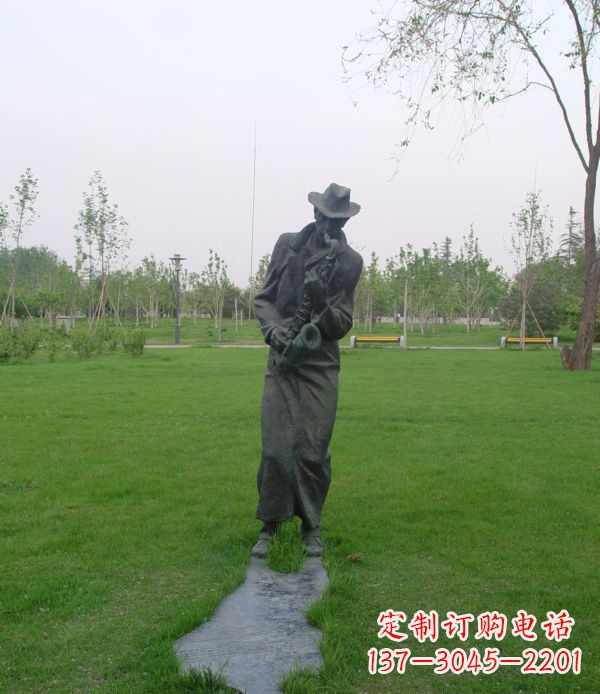 鹤壁公园吹萨克斯人物铜雕
