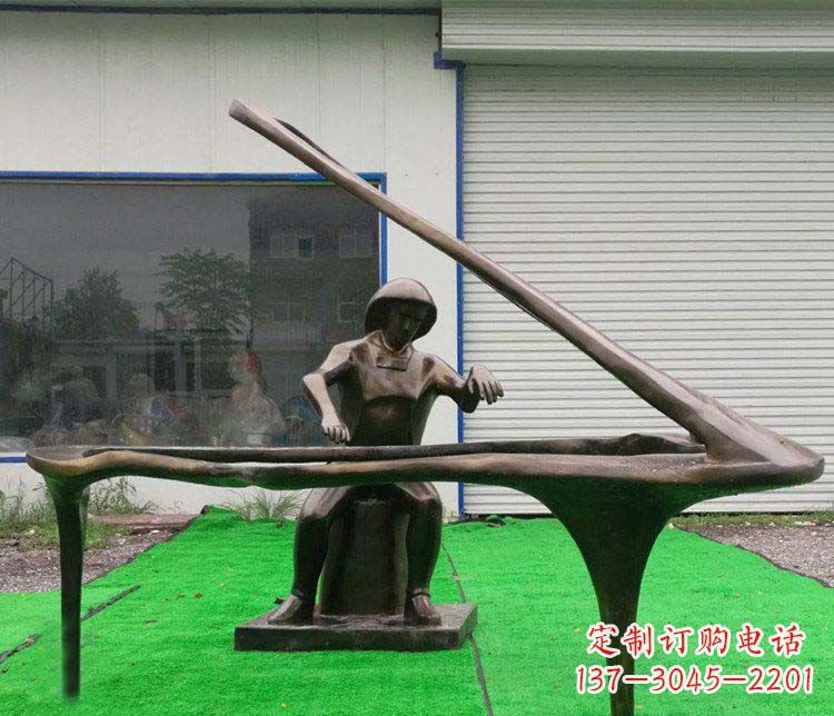 鹤壁公园弹钢琴的抽象人物小品铜雕