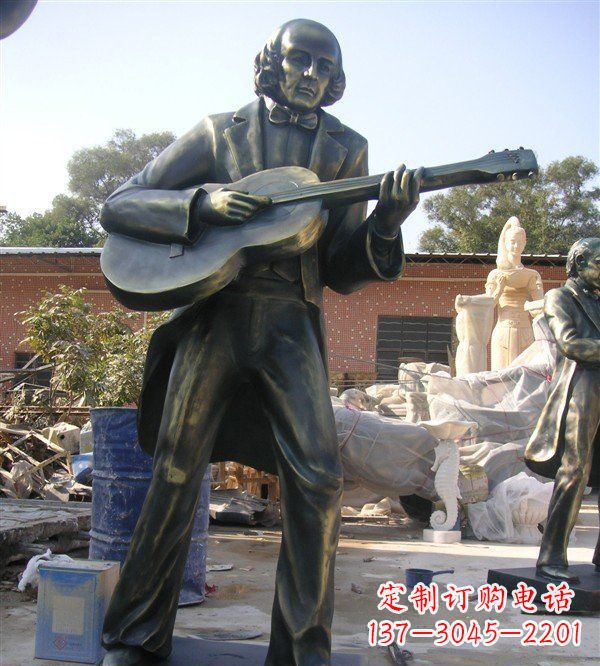鹤壁公园弹吉他的西方男人人物铜雕