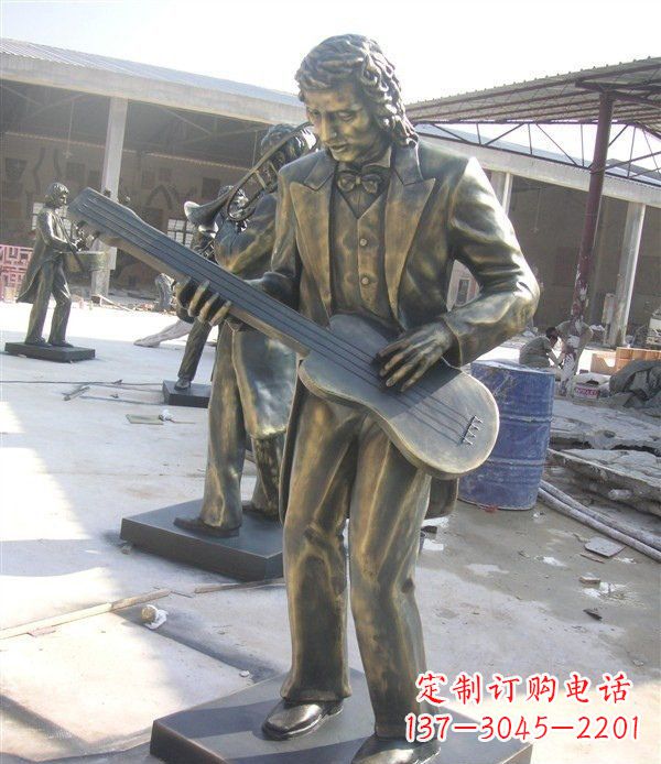 鹤壁公园弹吉他的西方人物铜雕