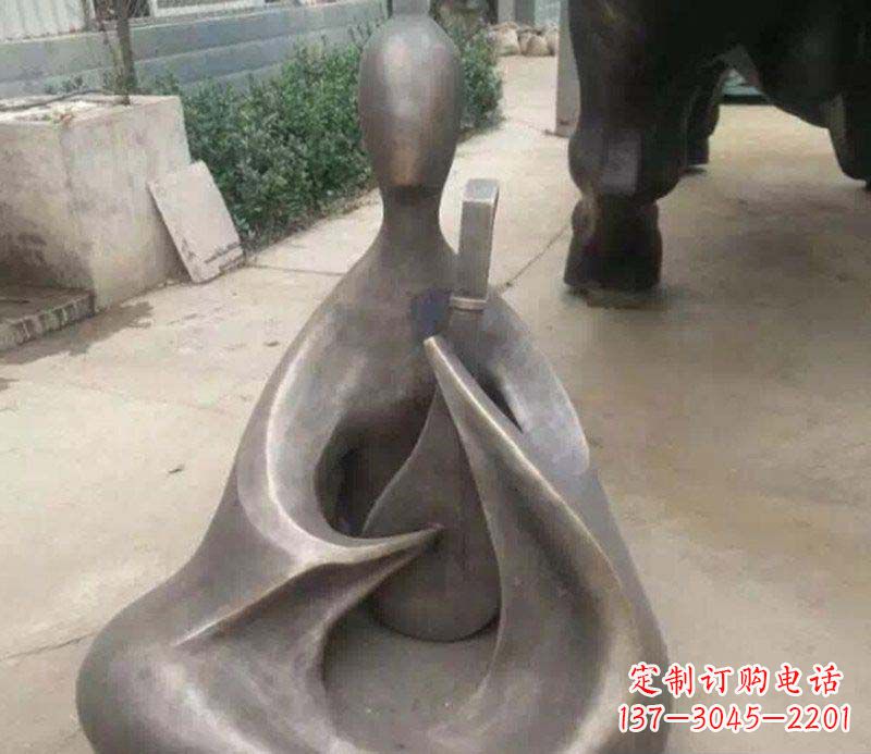 鹤壁公园弹琵琶的抽象人物景观铜雕