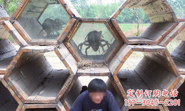 鹤壁公园蜂巢里的蜜蜂动物铜雕