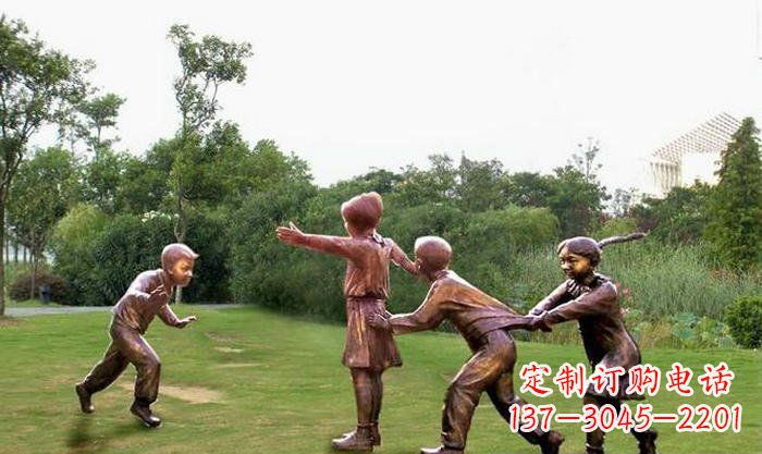 鹤壁风格多变的老鹰雕塑