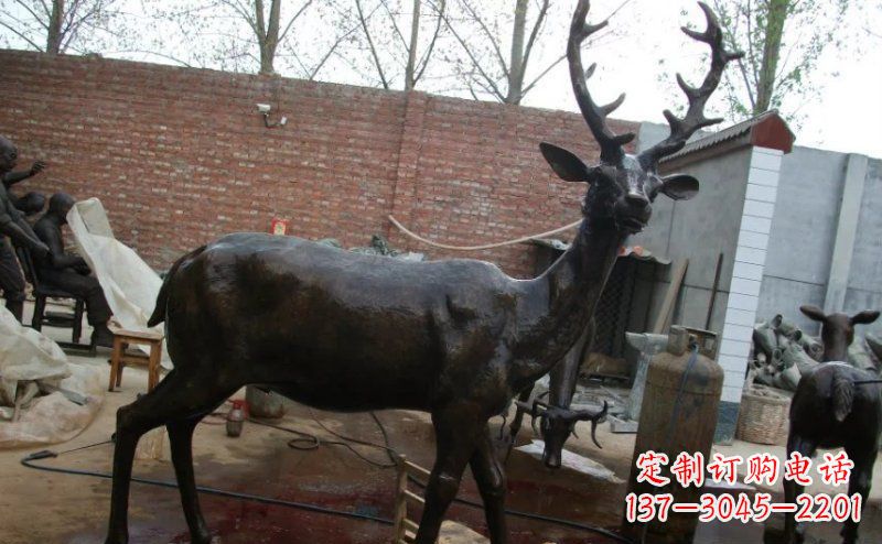 鹤壁精美梅花鹿铜雕,施展艺术之美