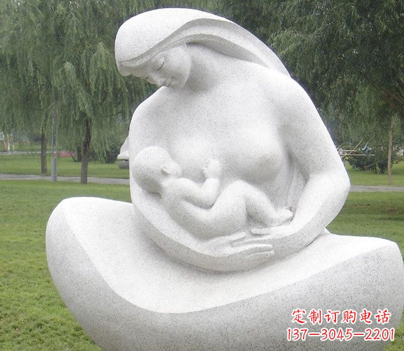 鹤壁公园母亲喂奶石雕