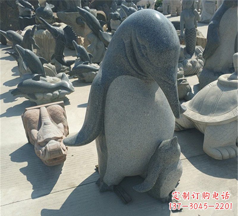 鹤壁公园母子企鹅石雕
