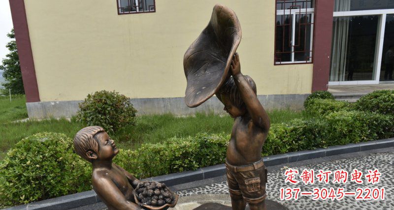 鹤壁公园拿着帽子装核桃的小男孩小品铜雕
