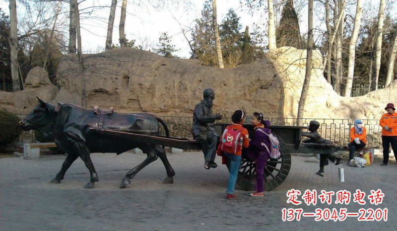 鹤壁公园牛车上的老人和小孩小品铜雕