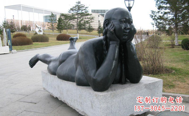 鹤壁公园趴着的胖女孩景观铜雕