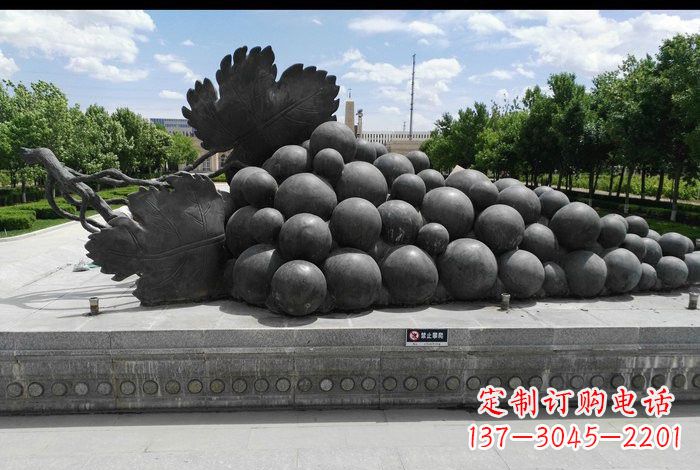 鹤壁公园葡萄铜雕