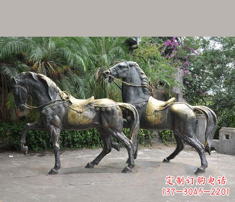 鹤壁公园铜雕戴马鞍的马