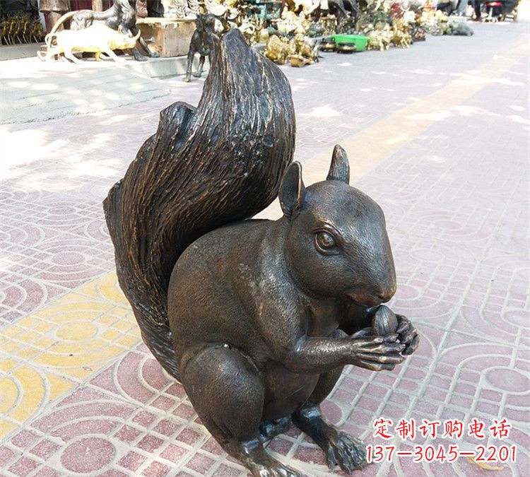 鹤壁公园铜雕松鼠