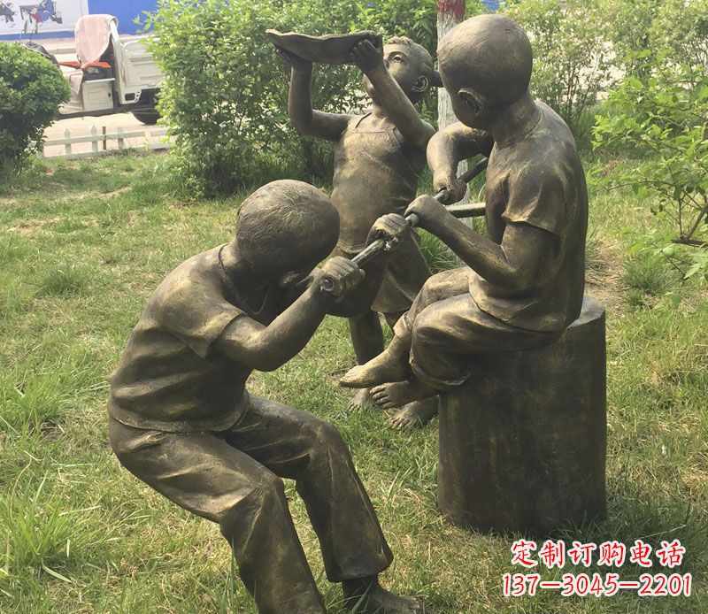 鹤壁公园玩水的儿童铜雕