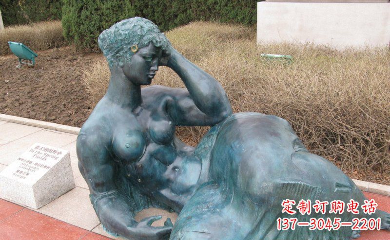 鹤壁铜质女性人物雕塑