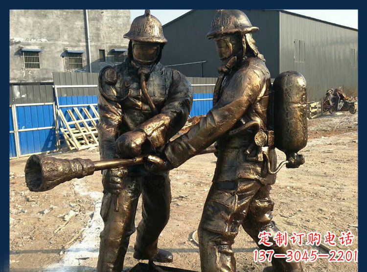 鹤壁以消防员为原型的铜雕塑