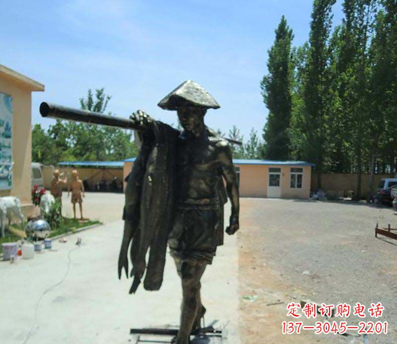 鹤壁传承古老文化的渔民雕塑