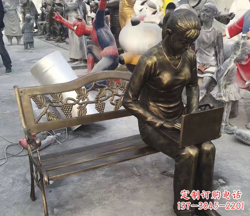 鹤壁公园长椅看电脑的女孩铜雕
