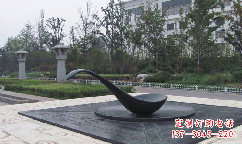 鹤壁公园指南针景观铜雕
