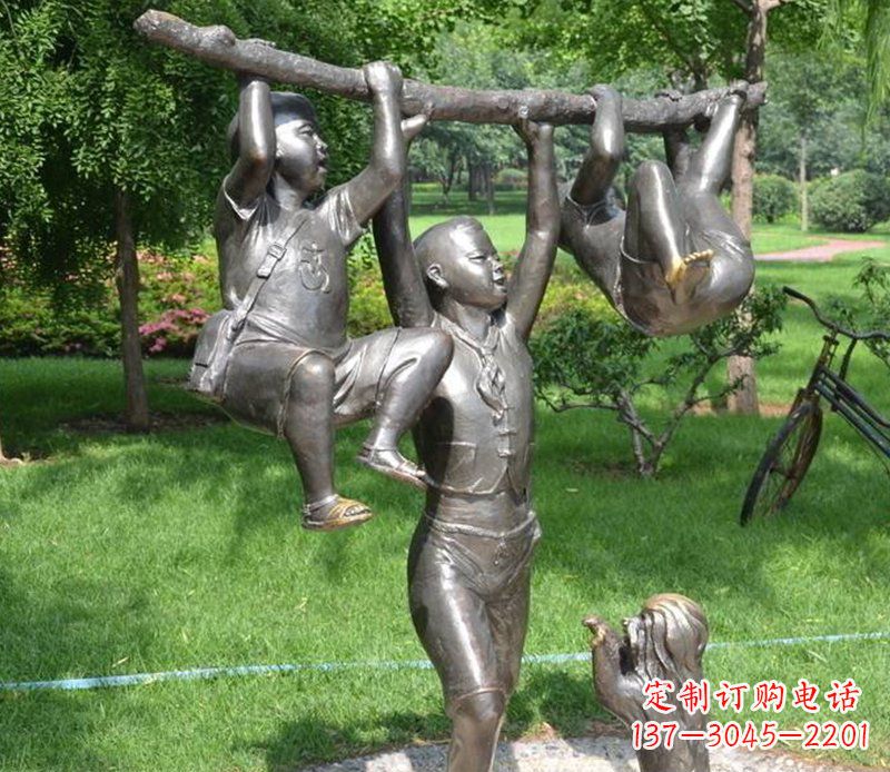 鹤壁公园捉着树枝玩耍的小孩小品铜雕