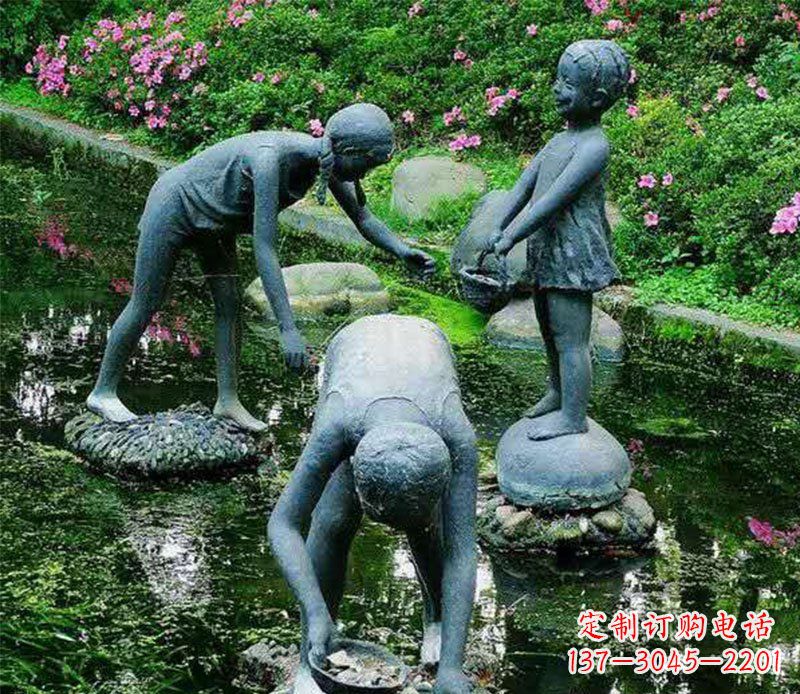 鹤壁公园捉螃蟹的小孩小品铜雕