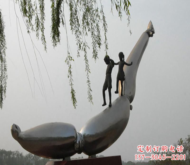 鹤壁海豚情侣雕塑,精美绝伦,让爱沉醉于大海中