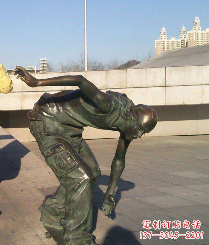 鹤壁广场滑滑板的青年景观铜雕
