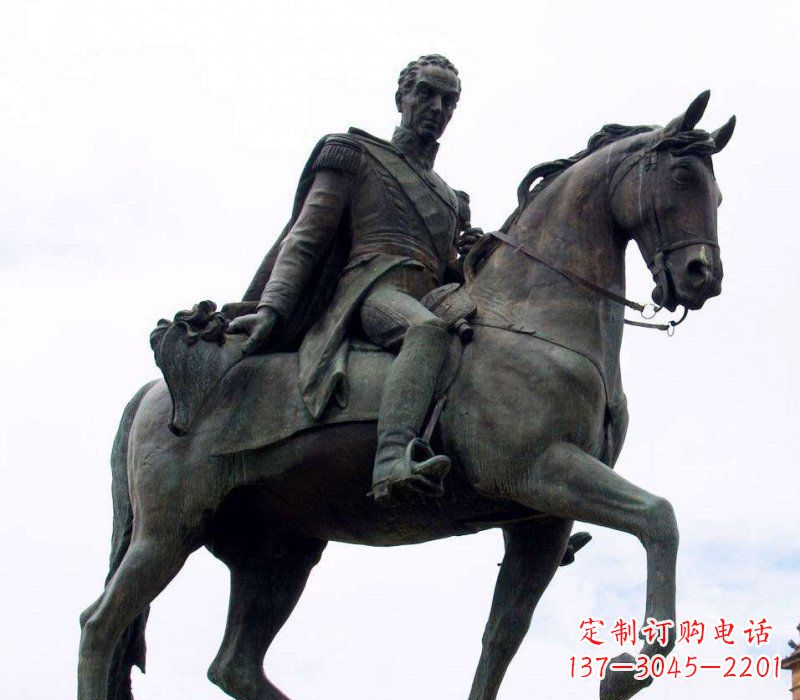 鹤壁广场骑马的西方人物铜雕