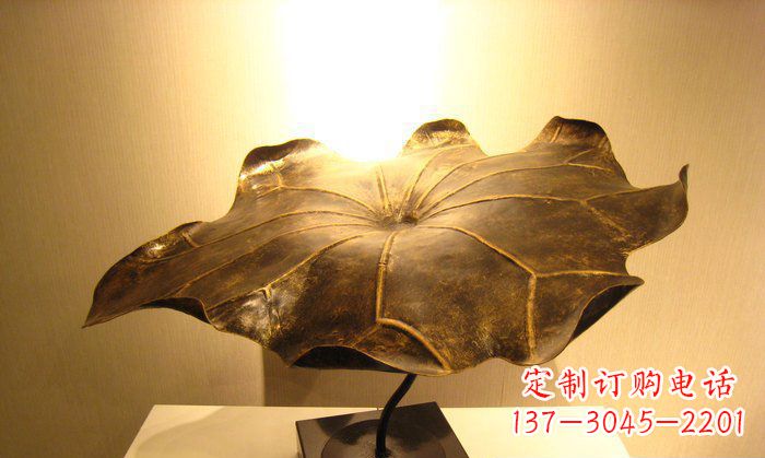 鹤壁深受人们喜爱的铜雕荷叶雕塑,由贵金属精铸…