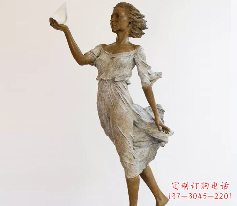 鹤壁广场铜雕西方美女玩耍人物雕塑