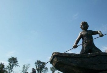 鹤壁男孩撑船铜雕，营造童趣氛围