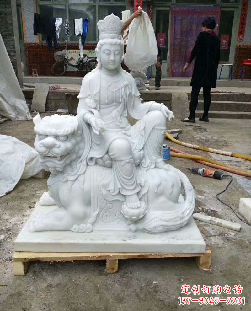 鹤壁汉白玉乘狮子的文殊菩萨