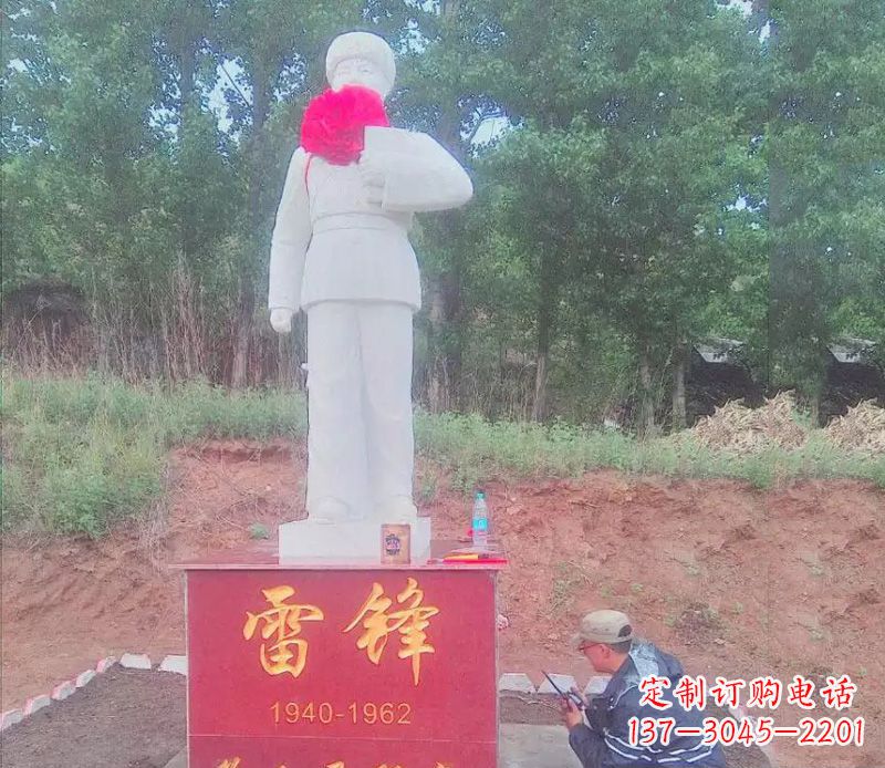 鹤壁珍贵的白玉雷锋雕塑