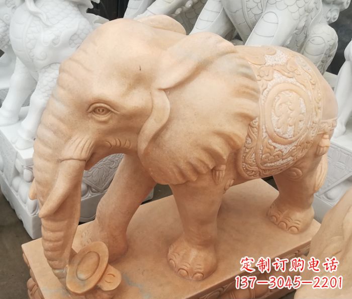 鹤壁晚霞红门口石雕大象,美景祝福福气