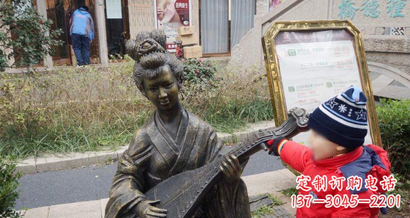 鹤壁街边弹琵琶的古代美女人物景观铜雕