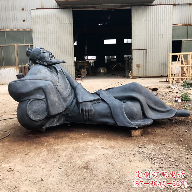 鹤壁李白醉卧铜雕塑,抒写出豪迈之气