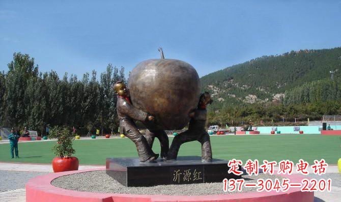 鹤壁苹果融入两岁小孩的生活——公园铜雕