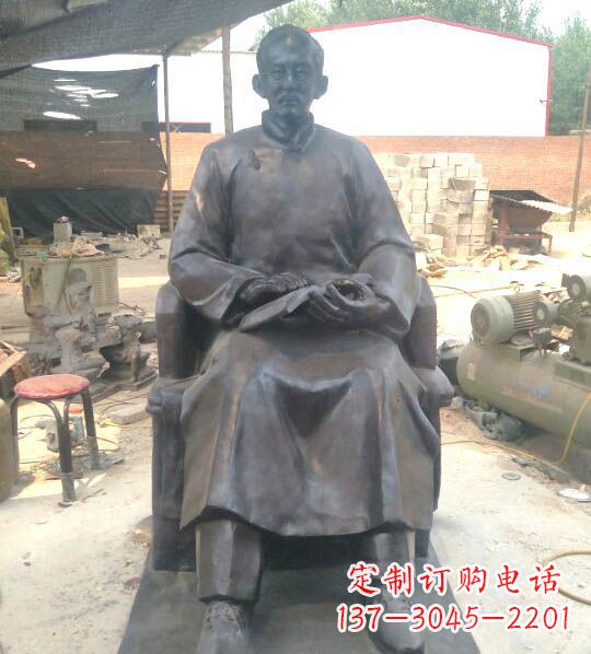 鹤壁拿书的蔡元培铜雕