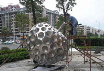 鹤壁精心打造的街边苹果雕塑